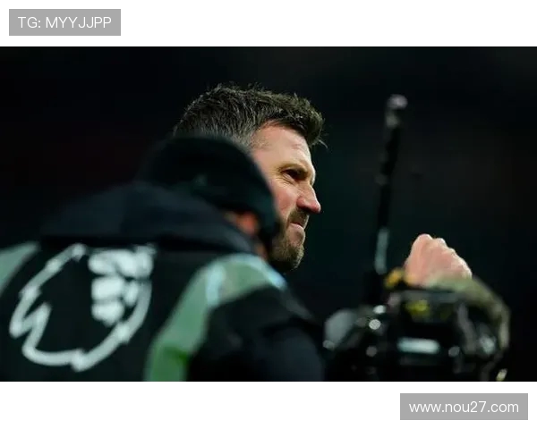 英超球员阿什利·扬职业生涯回顾，边路快马的传奇征程